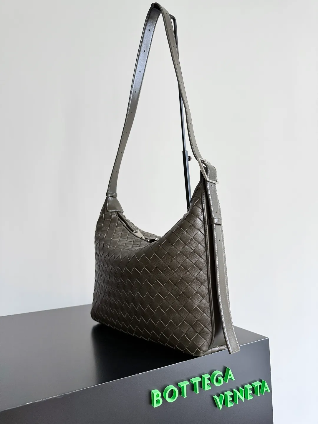 Batch 2360 BOTTEGA VENETA's new Traveler deerskin series is here! The travel season is coming soon, and I believe you must need a large-capacity and simple bag. This new Traveler is very in line with the current travel craze. The whole bag is designed with deerskin and is made of the highest quality leather. It feels tougher to the touch. The super large capacity is suitable for short trips. Traveling with friends and family does not require carrying heavy luggage. It is also very convenient for friends who often travel for work. You can carry two changes of clothes and a computer with you. It also comes with an adjustable shoulder strap to free your hands. Style number: 815748 Size: 35*29.5*8.5cm